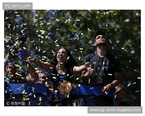 勇士外线命中引发观众激情欢呼